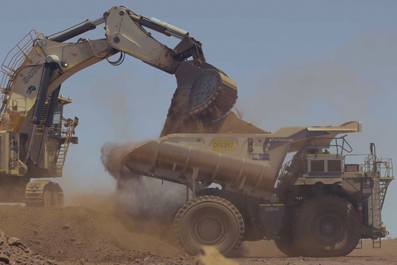 A perfect match: Liebherr machines working together in the Pilbara.