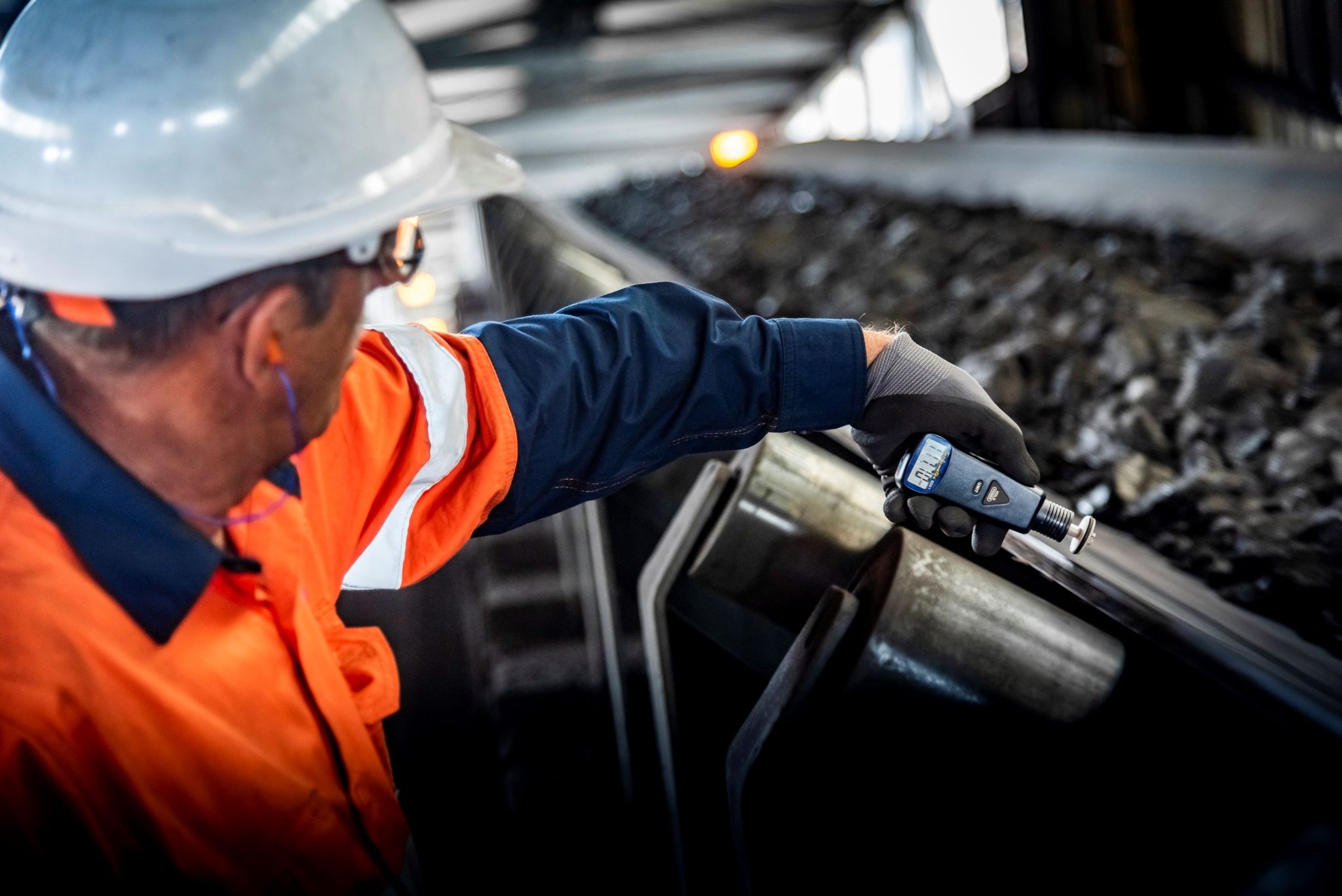 FAST-PIC-04-002-2048x1367 A technical advisor from Weba Chute Systems measures belt speed to ensure optimal material flow and minimal impact on the transfer chute.