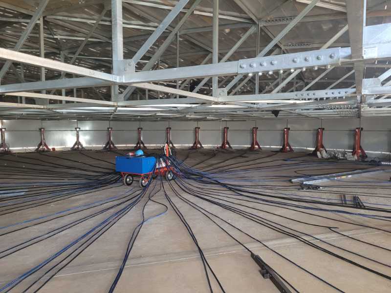The lifting system has 42 hydraulic cylinders linked with 84 hoses that are 22 meters long.